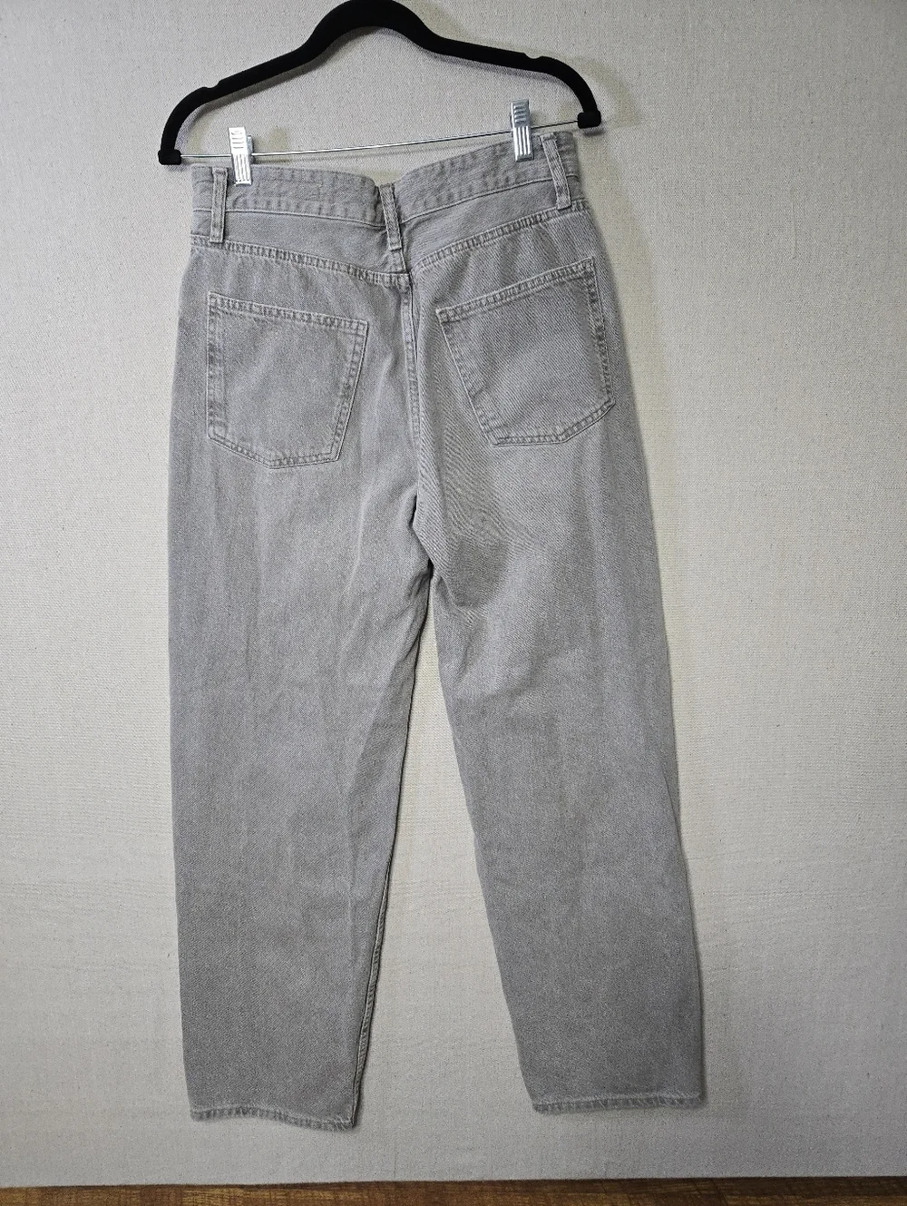Zara Light Gray Denim Jeans with Subtle Stitching
